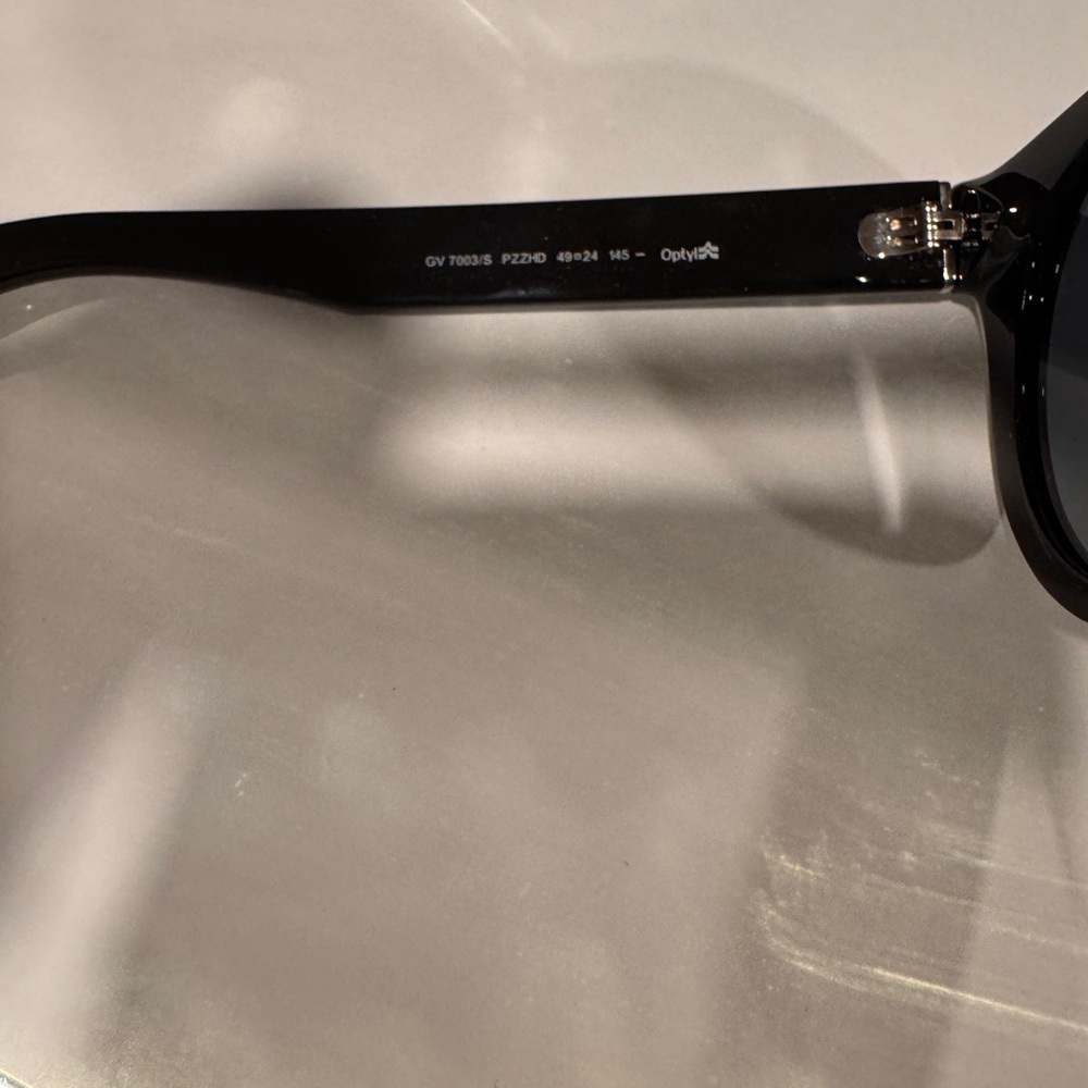 Stylish Dark Sunglasses - Picture 4 of 4